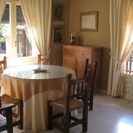 Gloria Villa *